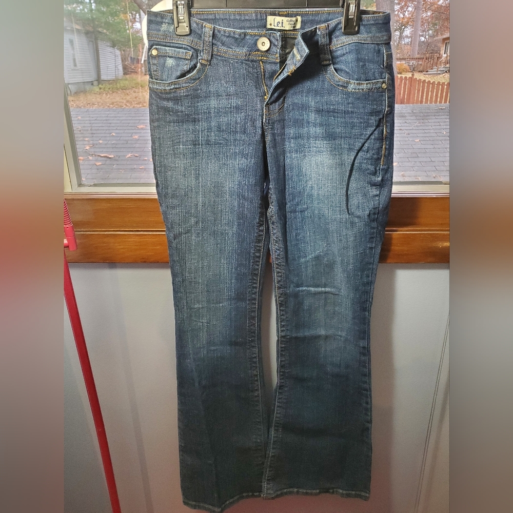 L.E.I. size 9 flare jeans with flap back pockets.
